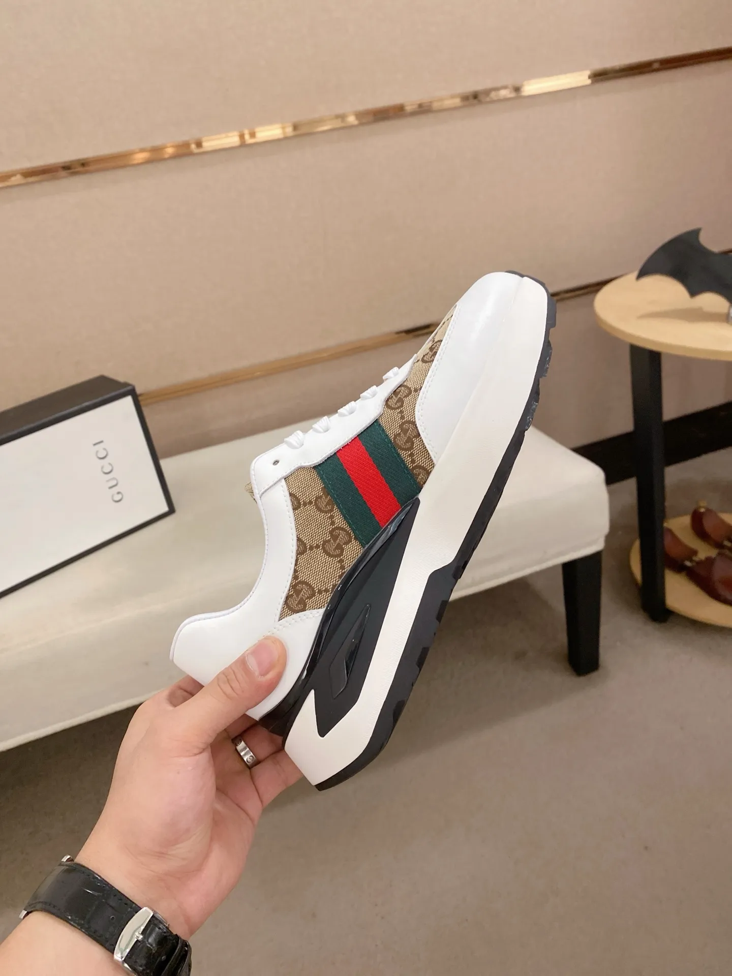 Men's shoes 💰 462💰The new GUCCI (Gucci) counters are launched simultaneously. The new men's shoes, 😘fabrics are selected from imported cowhide, and the lining is sheepskin lining. 👍🏿 High-end ☄️ air-cushion molded anti-slip rubber outsole, exquisite lines, simple and elegant, comfortable and high-end for leisure travel. Code number: 38 to 44 (45 can be customized and cannot be returned or exchanged)